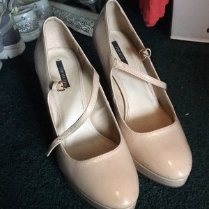 Pumps nude with a strap